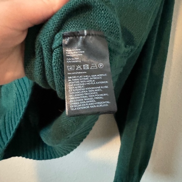 H&M divided knit style Atlanta Sweater Medium - Picture 3 of 4